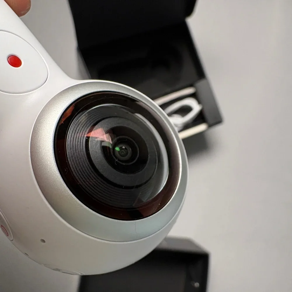 Samsung Gear 360 4K Spherical Camera SM-R210 White 2017 Edition